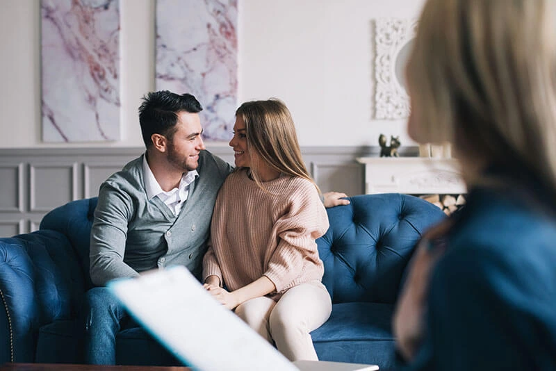 How a Couples Therapist Helps You Overcome Relationship Challenges
